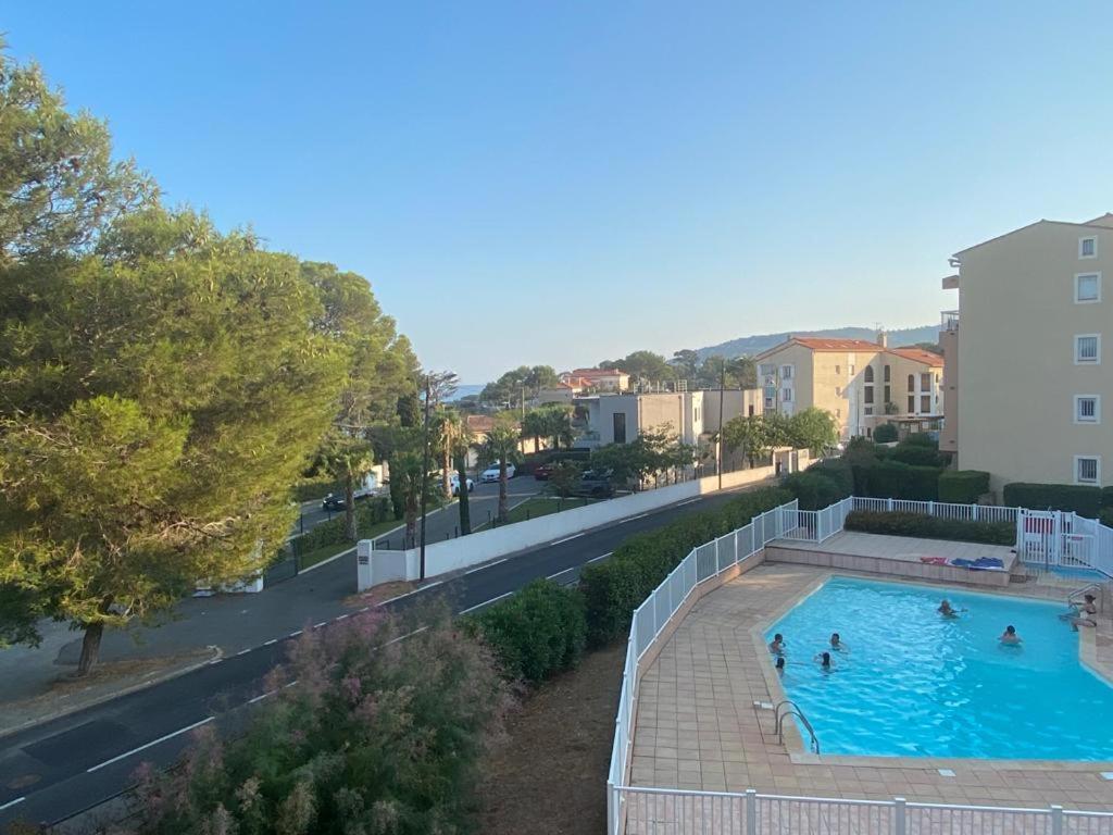 Vue - Parking - Piscine - Saint Aygulf